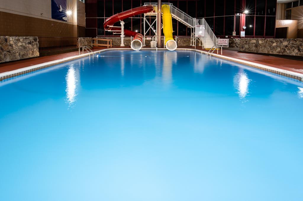 Ramada By Wyndham Medford Hotel & Conference Center Exterior photo